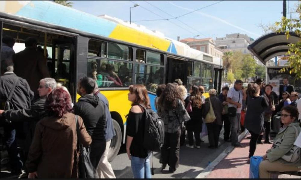 Κορονοϊός: Συνωστισμός στα λεωφορεία: Ασφυκτικά γεμάτα και χωρίς μέτρα προστασίας